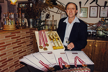 Willi Burgstaller und einige seiner Auszeichnungen.